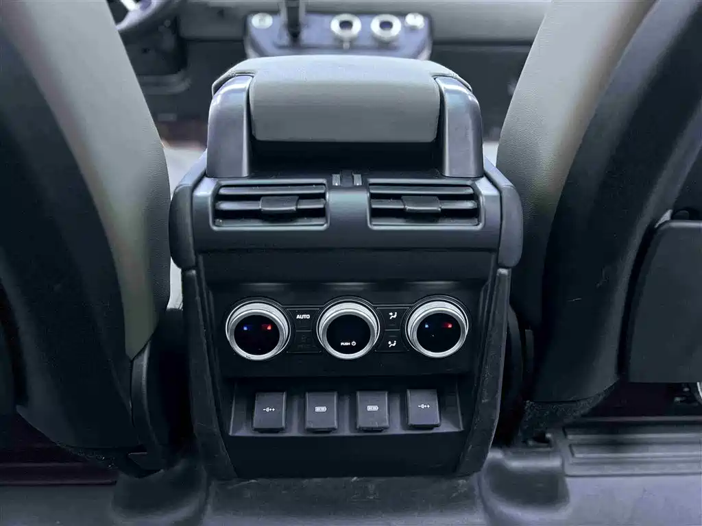 Land Rover Defender 2020 Model 110 P400 HSE фото 18