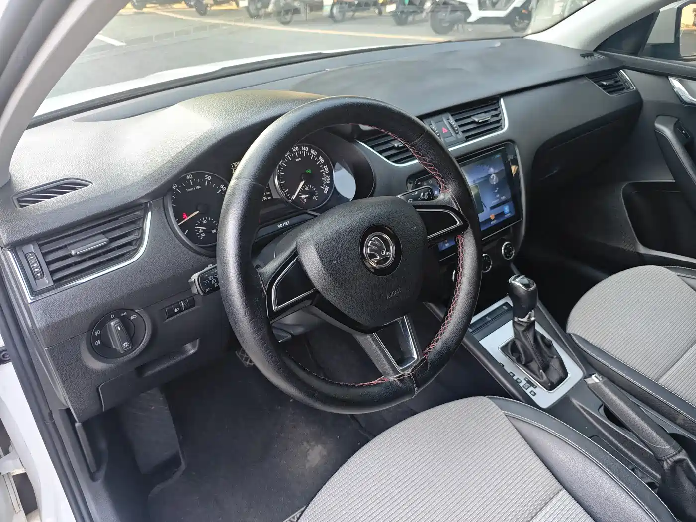 Škoda Octavia 2017 1.6L Automatic Pioneer Edition фото 8