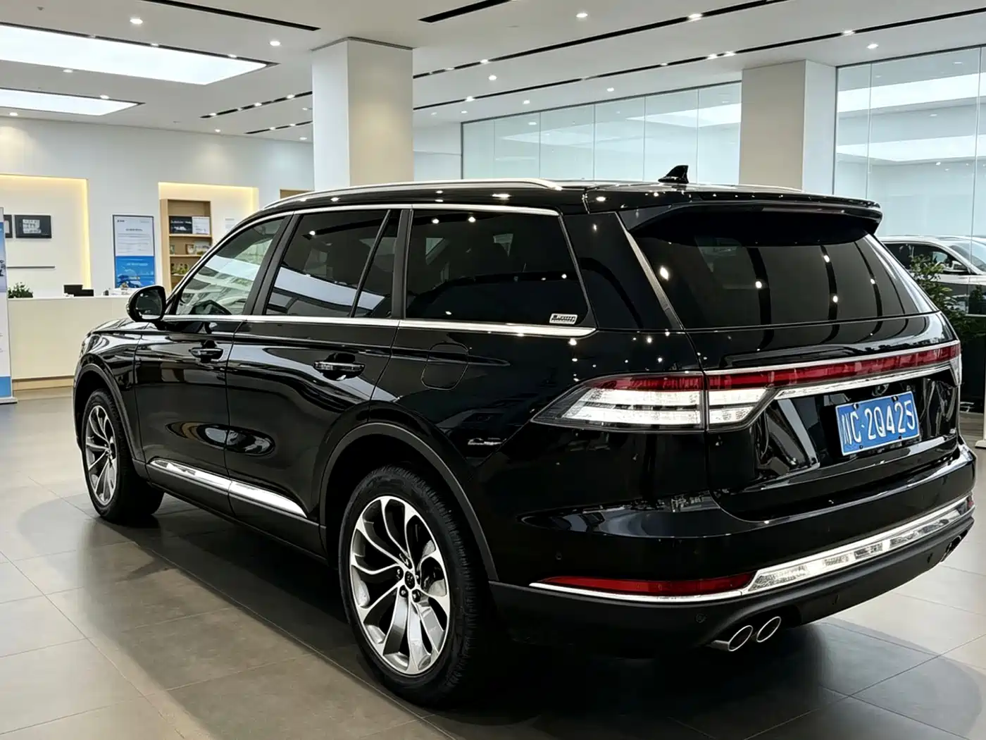 Photo 4 - Lincoln Aviator