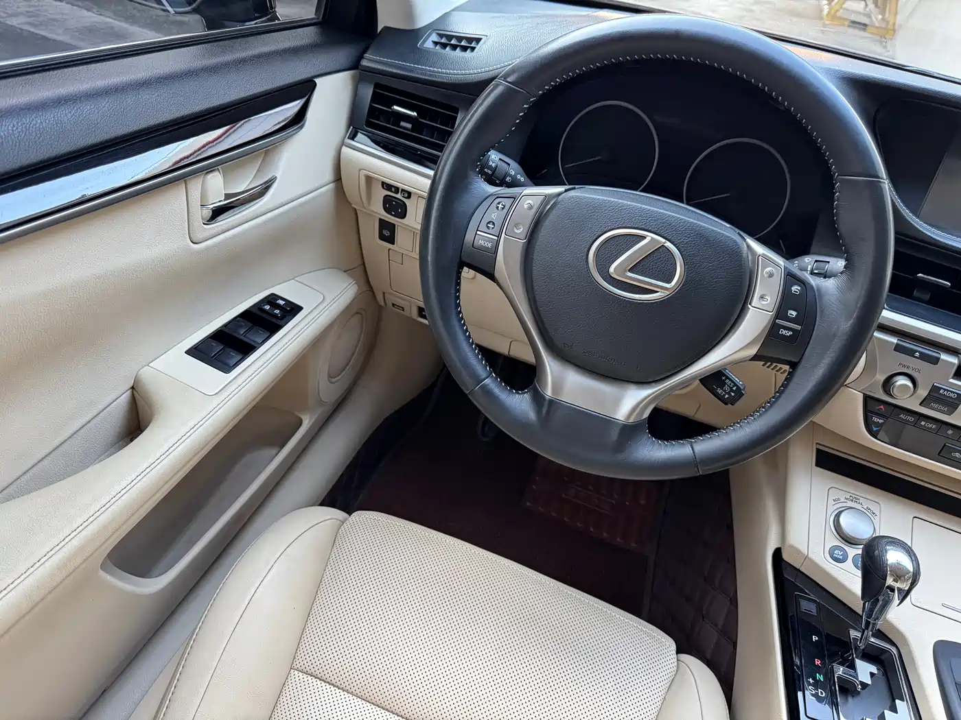 Фото 10 - Lexus ES