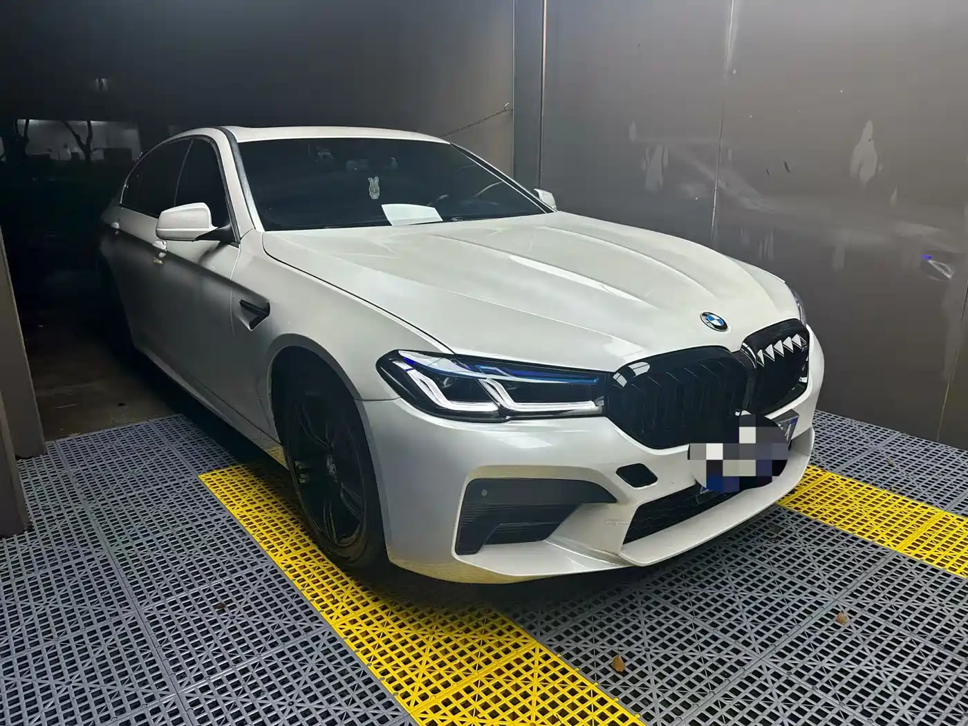 BMW 5 Series 2011 535Li Leading фото 3