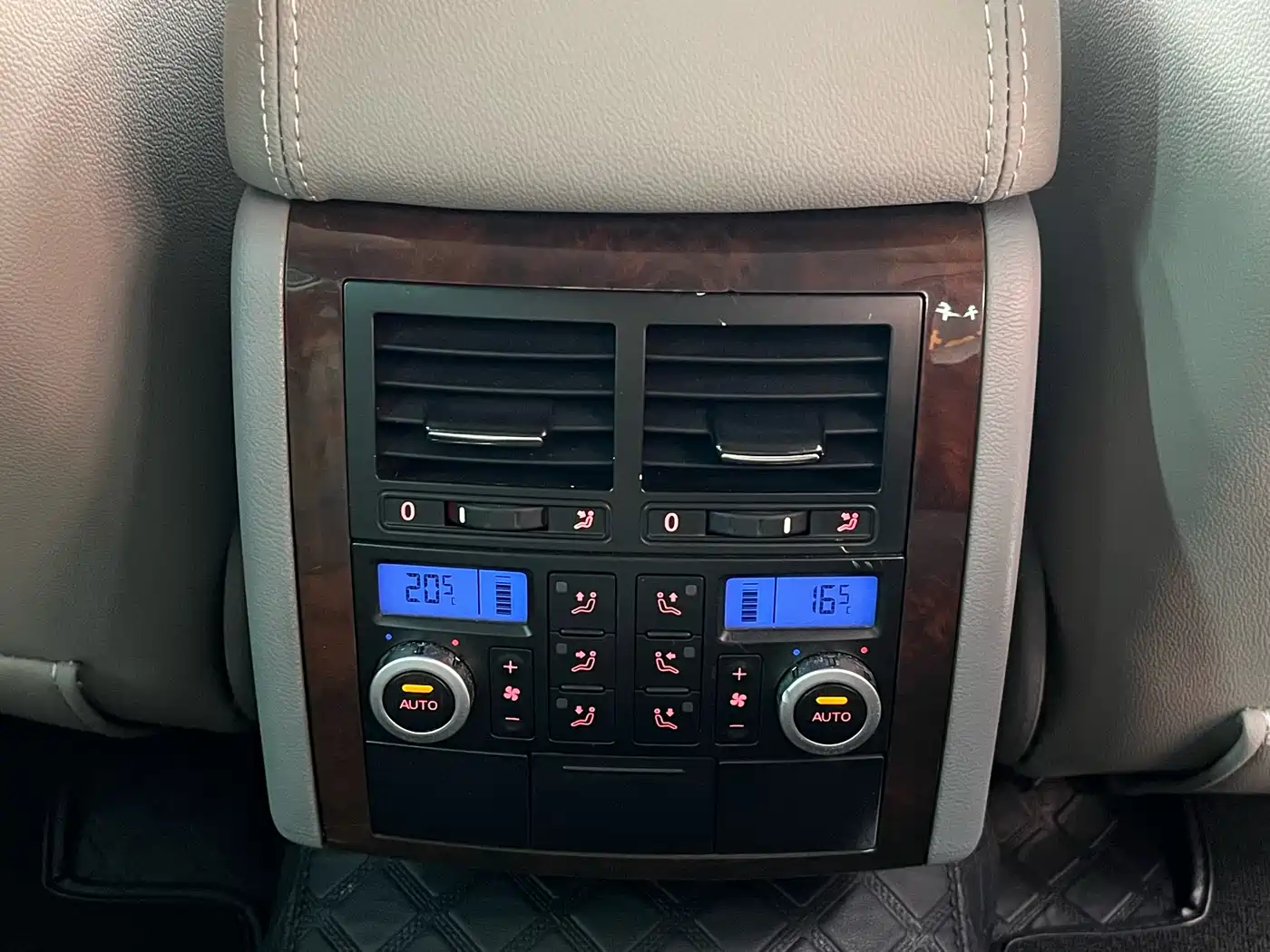 Volkswagen Touareg 2007 4.2L Premium фото 23