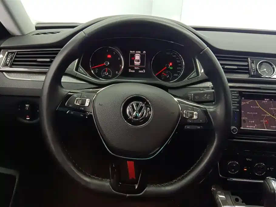 Volkswagen Passat 2017 330TSI DSG Luxury фото 15