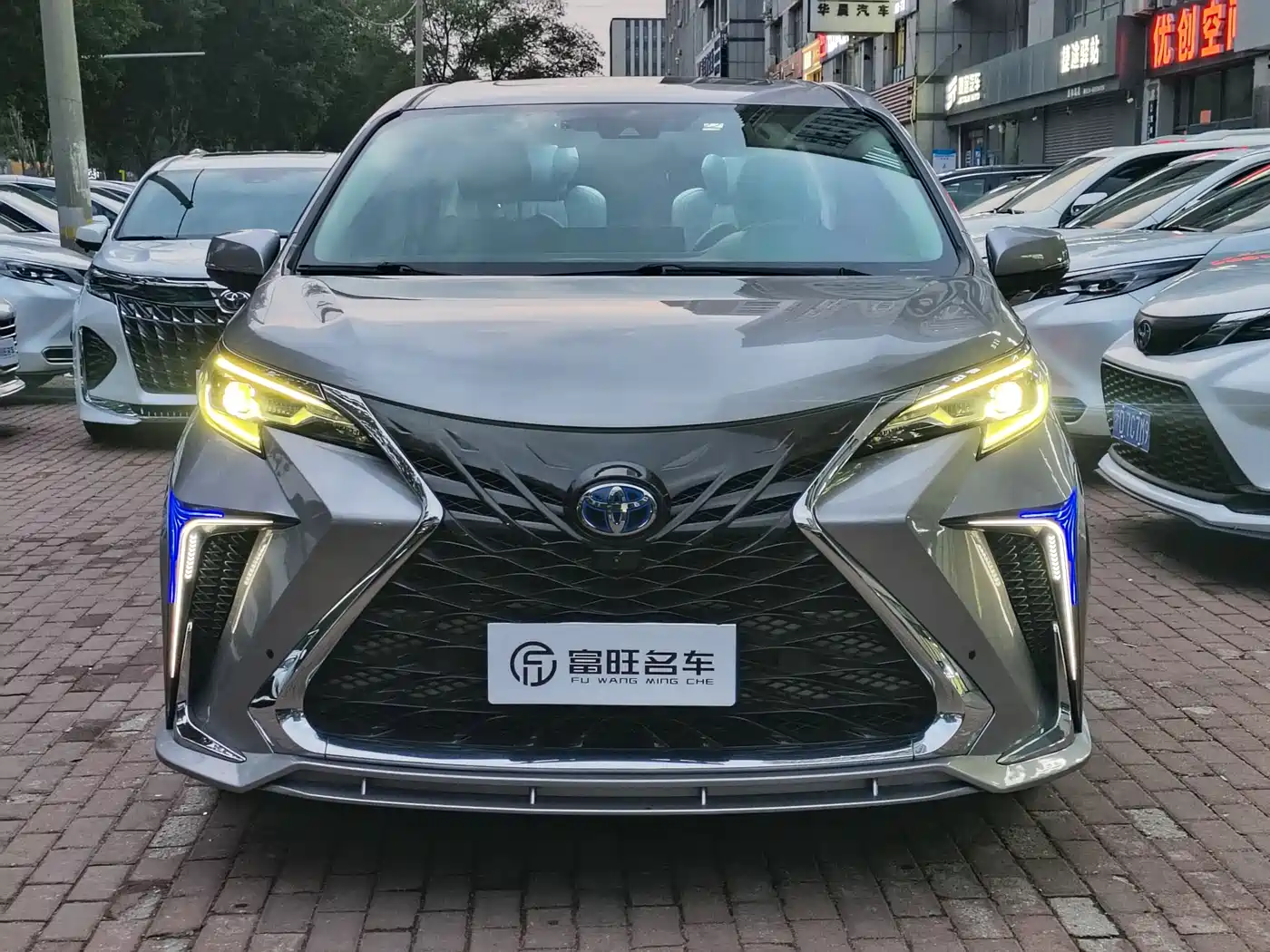 Toyota Sienna 2021 2.5L Hybrid Comfort Edition фото 2