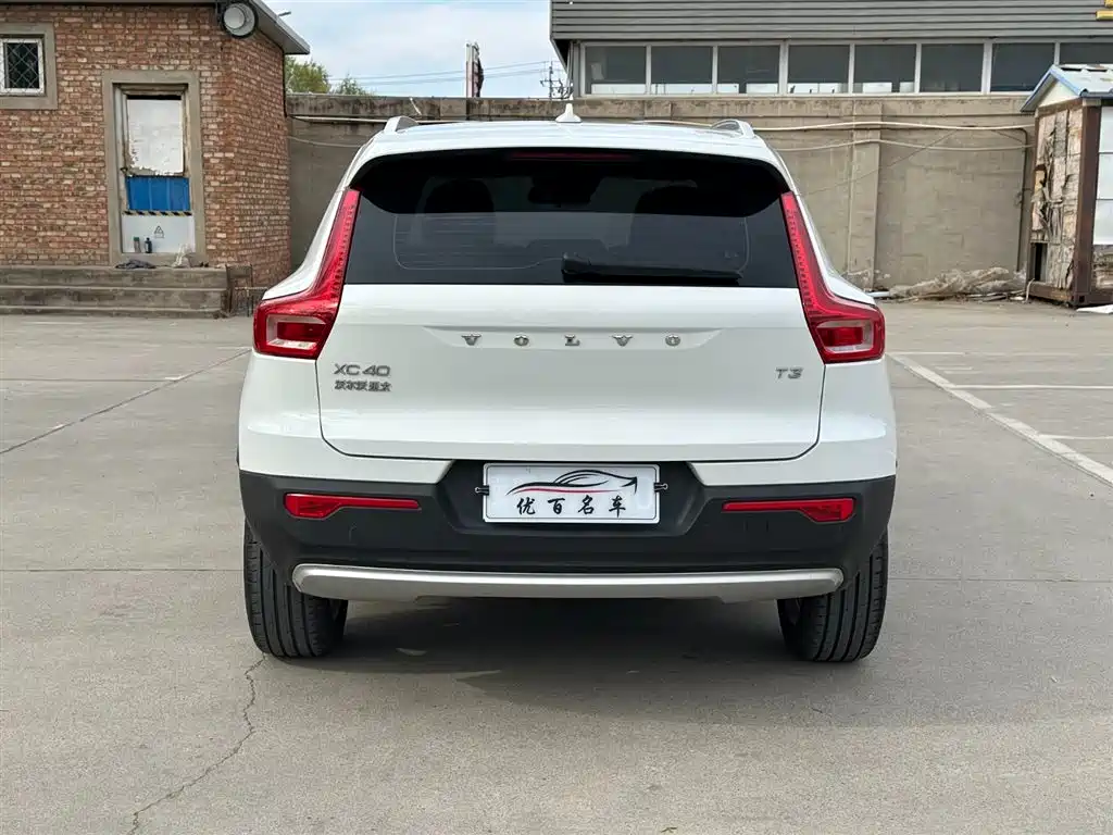 VOLVO XC40