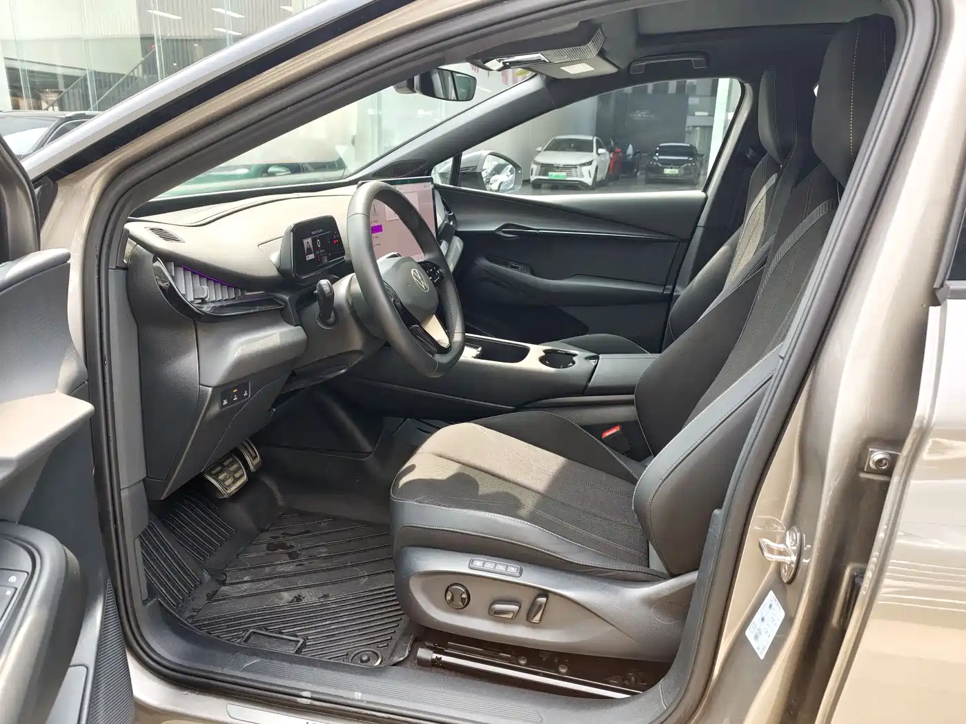 VOLKSWAGEN WITH THE CROWD 06