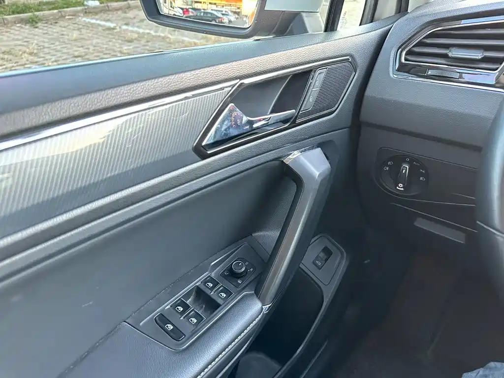 Фото 22 - Volkswagen Tiguan L