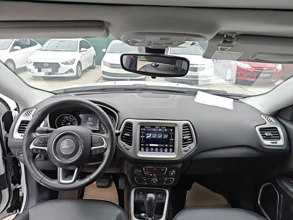 Фото 10 - Jeep Compass