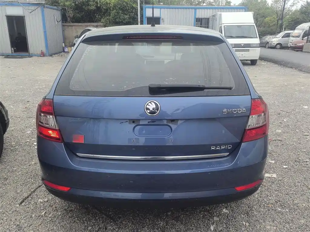Škoda Skoda Rapid Spaceback 2014 1.6L Automatic Joy Edition фото 6