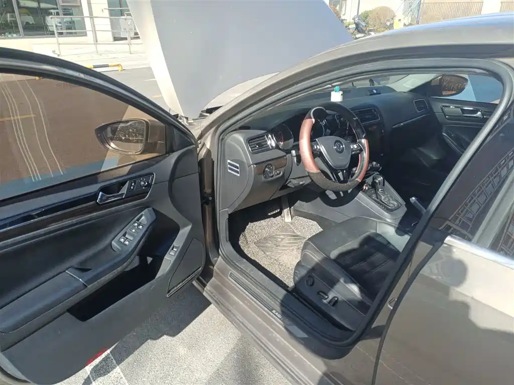 Volkswagen Sagitar 2015 230TSI Automatic Luxury фото 14