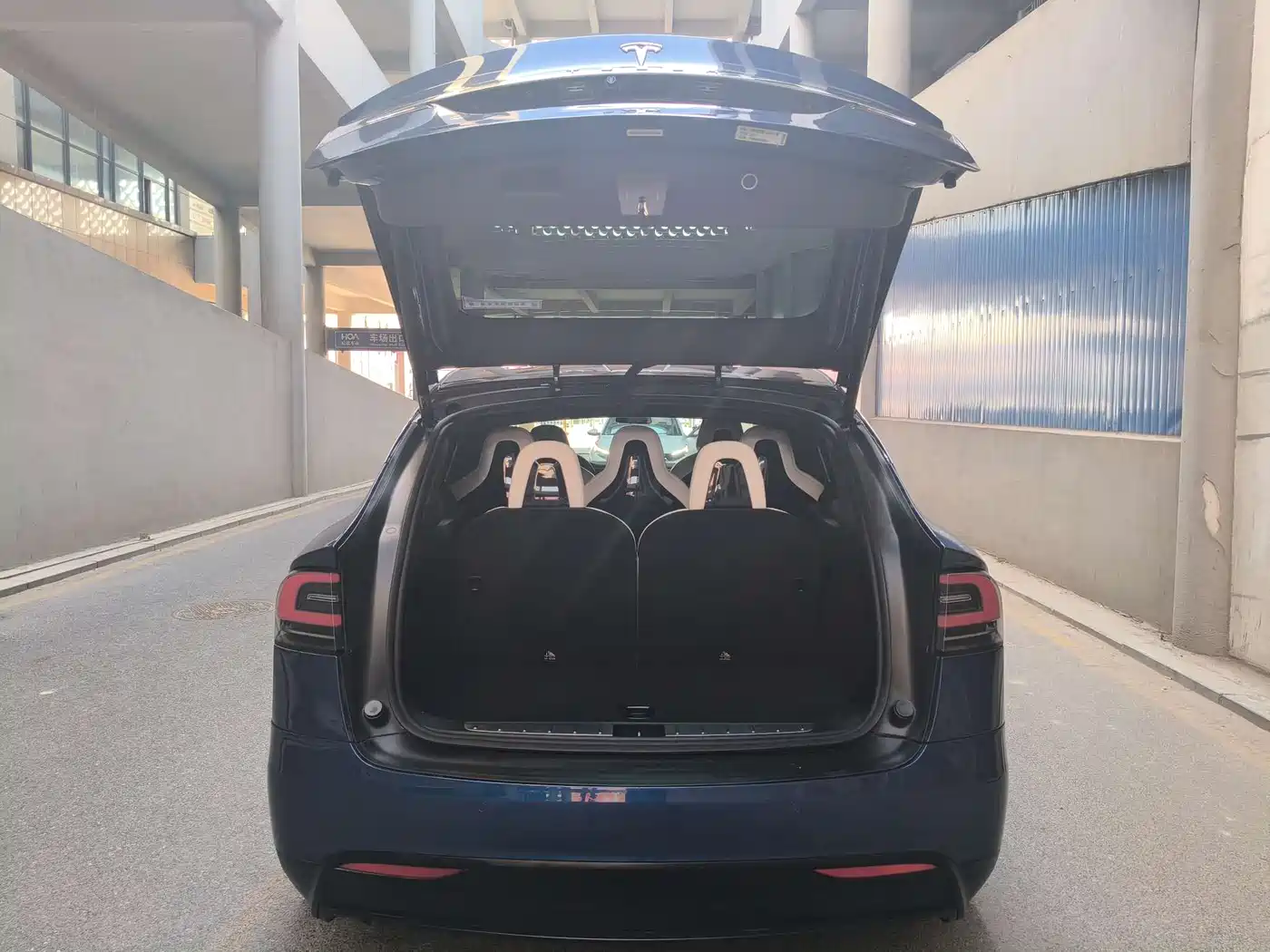 TESLA MODEL X
