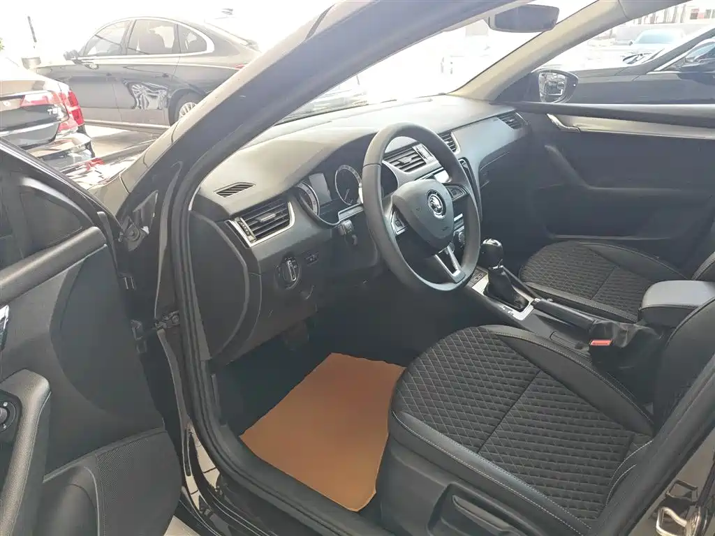 Škoda Octavia 2019 1.5L Automatic Smart Luxury Edition China V фото 16