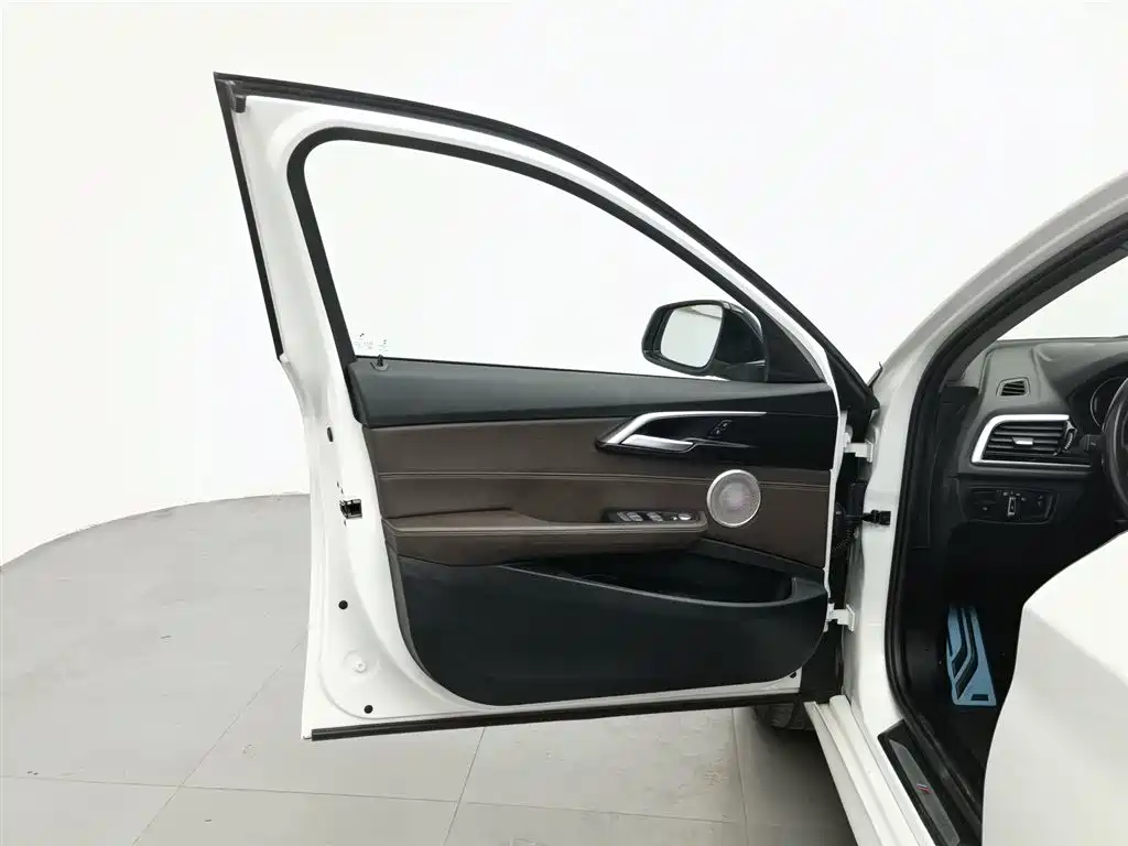 BMW 1 Series 2022 120i M Sport Shadow Edition фото 8