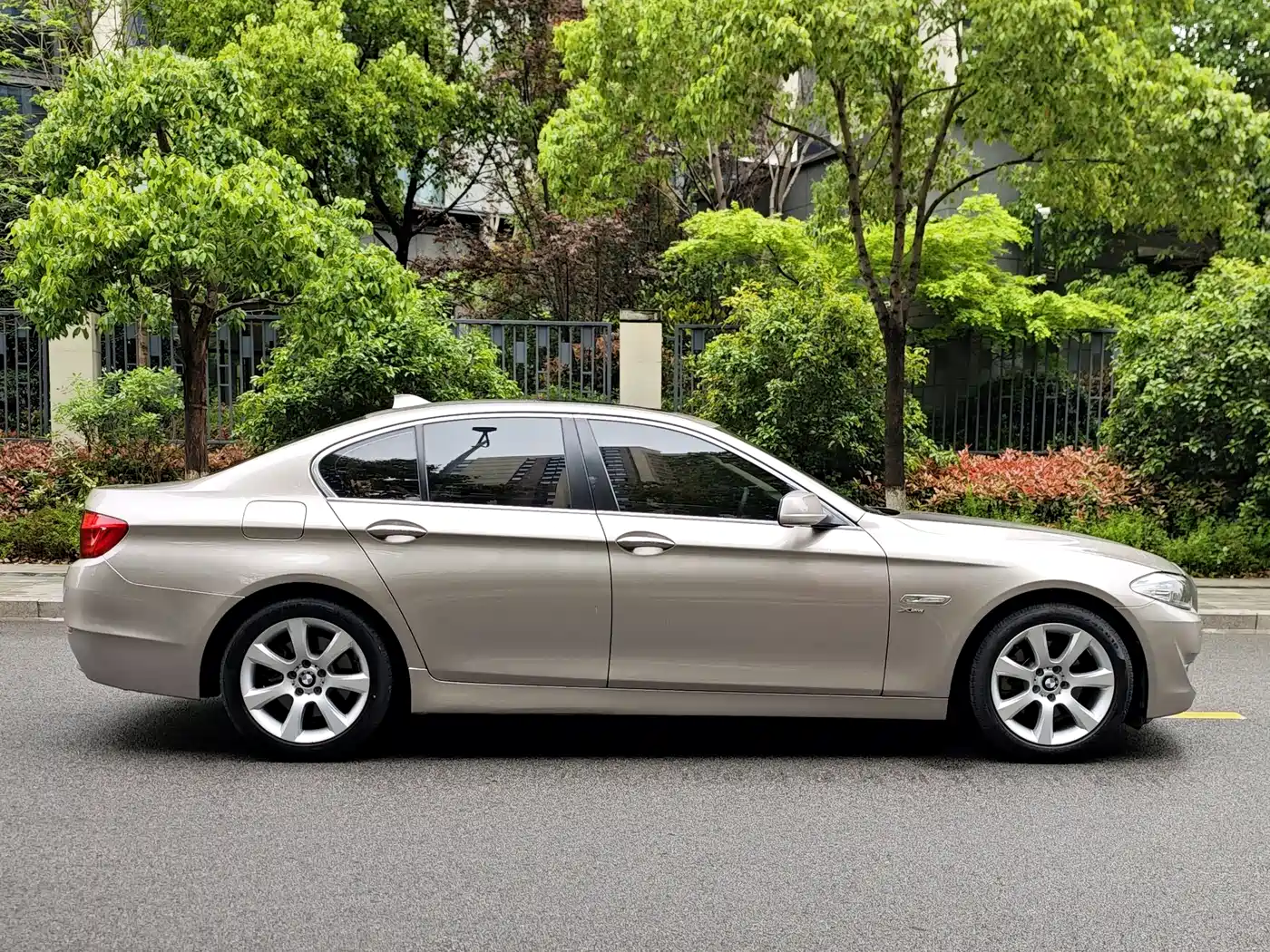 BMW 5 Series (Import) 2012 528i xDrive Luxury Model фото 6