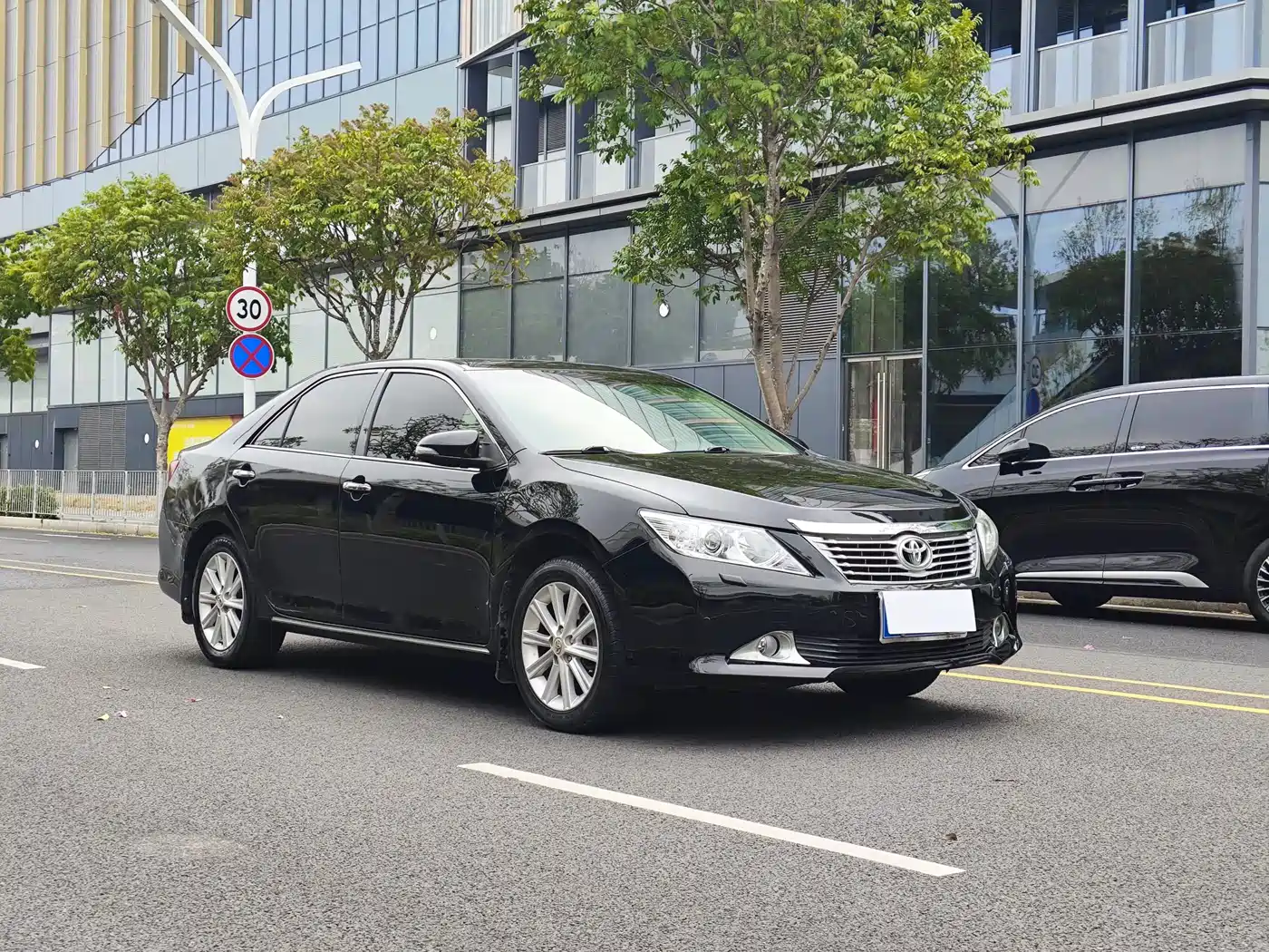 Toyota Camry 2012 2.5V Premium Navigation Edition фото 3