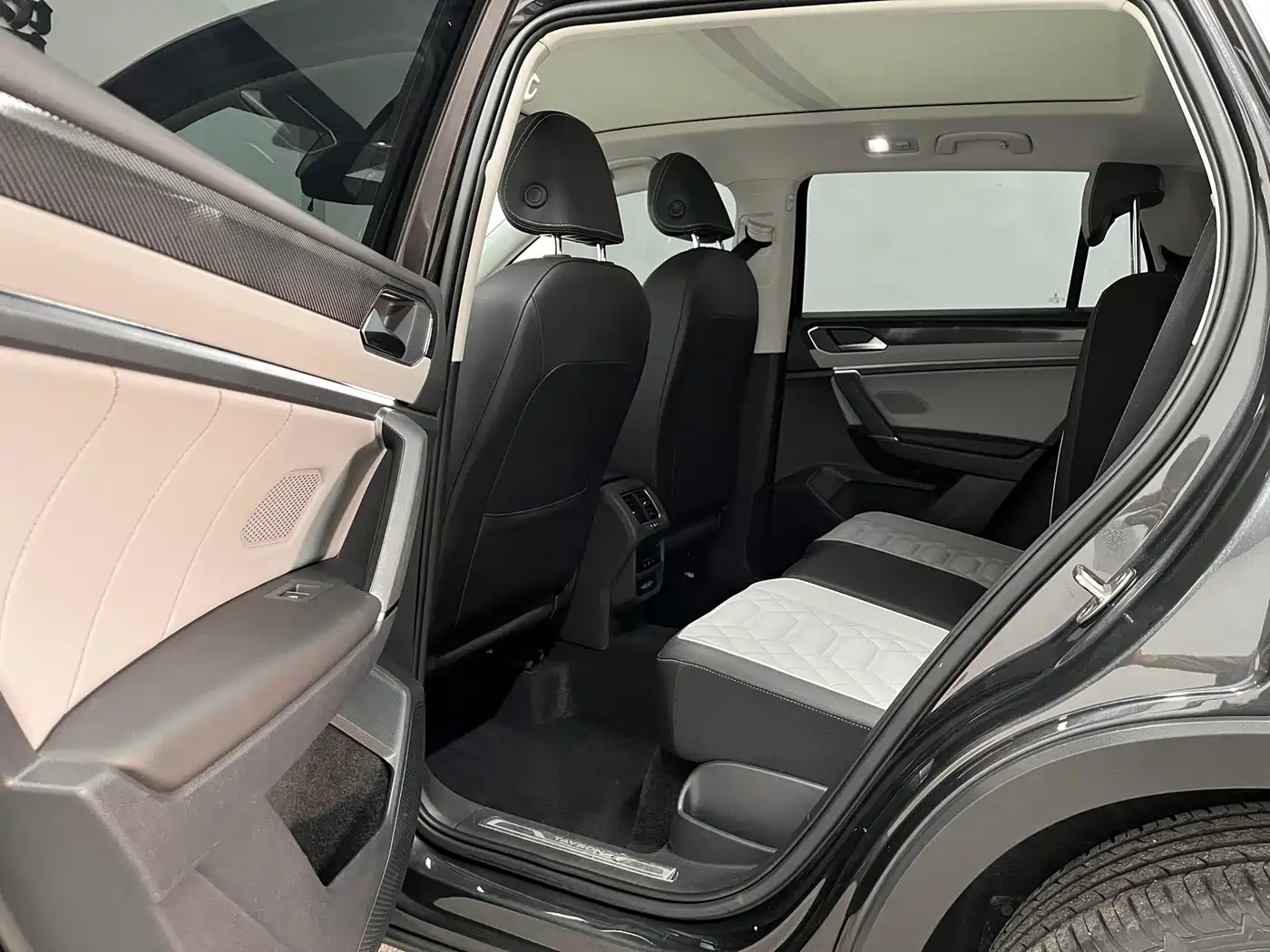 Volkswagen Tayron 2023 280TSI 2WD Luxury Plus Advanced Edition фото 7