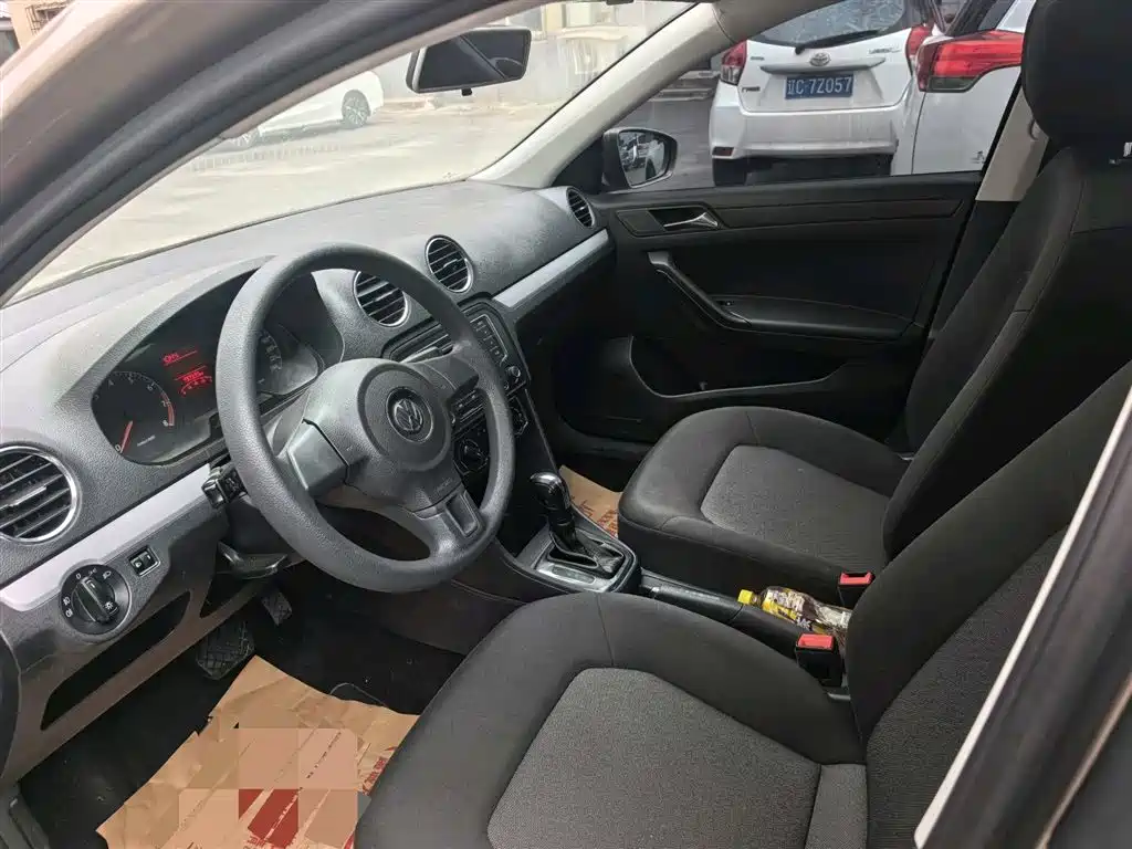 Volkswagen Jetta 2015 1.6L Automatic Luxury фото 9