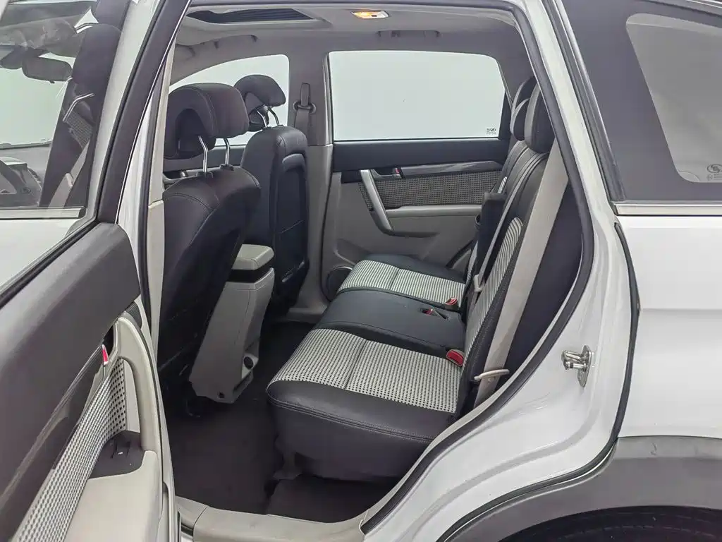 Chevrolet Captiva 2012 2012 Model 2.4L 2WD Urban Edition 5-Seater