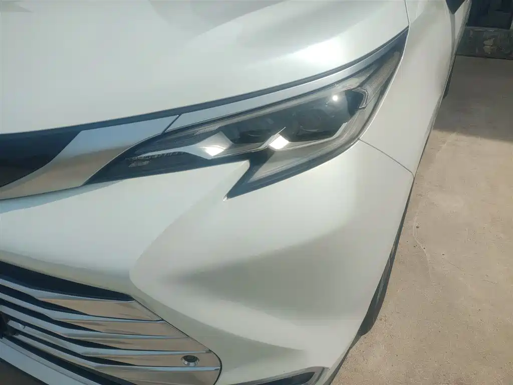 Toyota Sienna 2023 2.5L Hybrid Platinum Edition фото 18