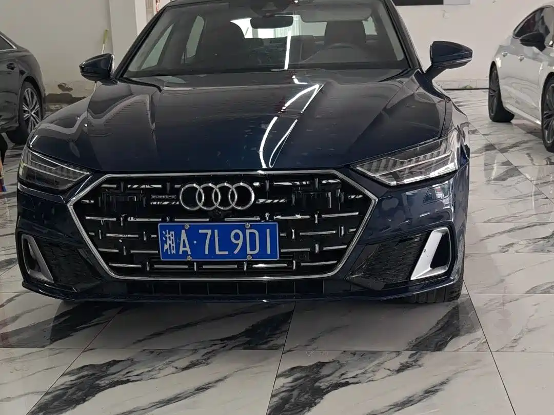 Фото 2 - Audi A7L