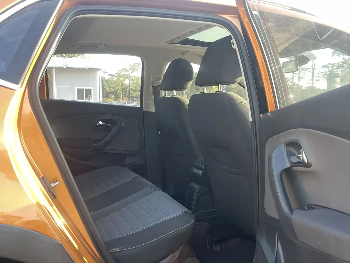 Volkswagen Polo 2016 1.6L Cross Polo Automatic фото 8