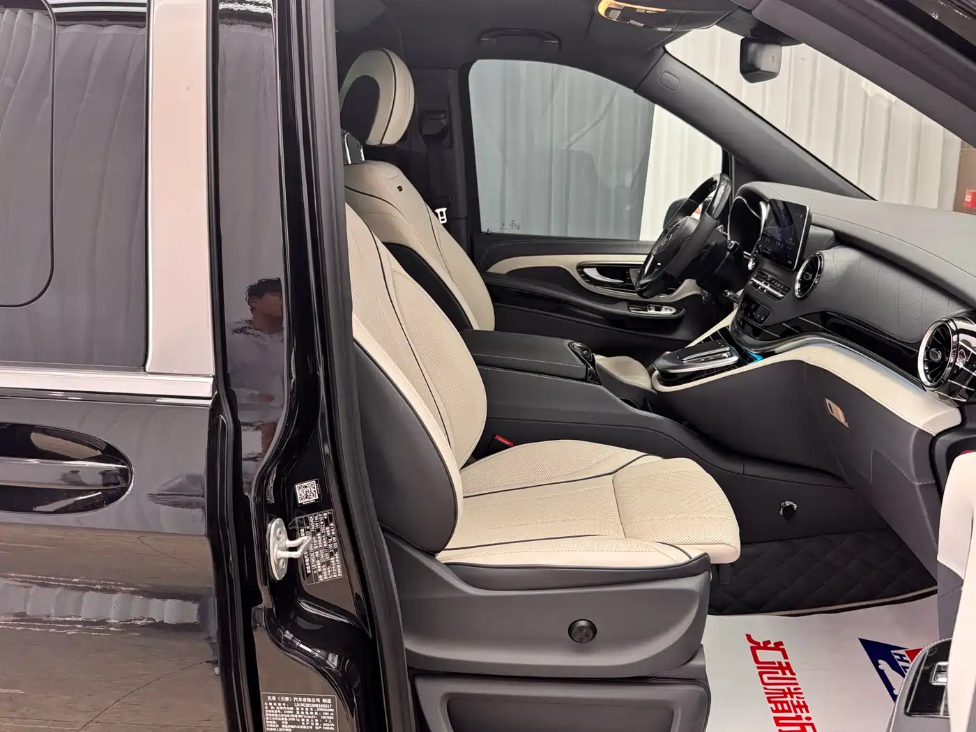 Mercedes-Benz V-Class 2022 V 260 L Long Wheelbase Luxury Edition фото 20