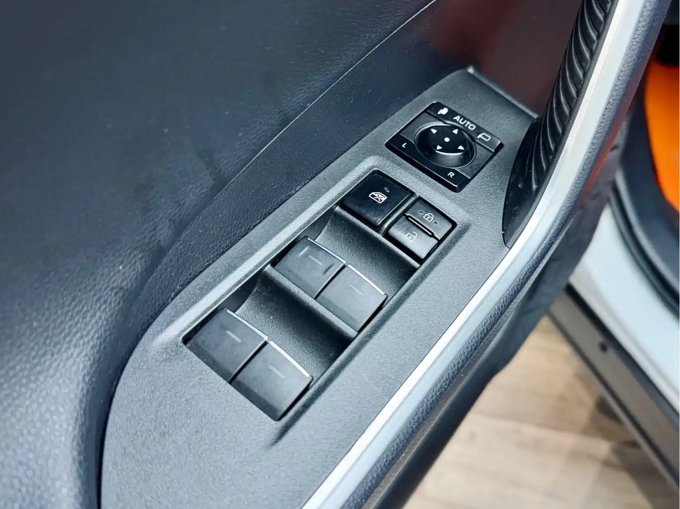 Toyota Wildlander 2023 Hybrid 2.5L E-CVT AWD Premium Edition фото 11