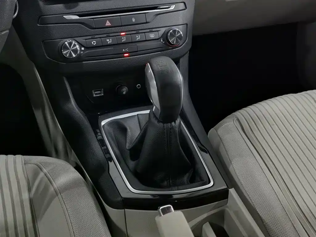Peugeot 408 2014 1.8L Manual Leading Edition фото 13