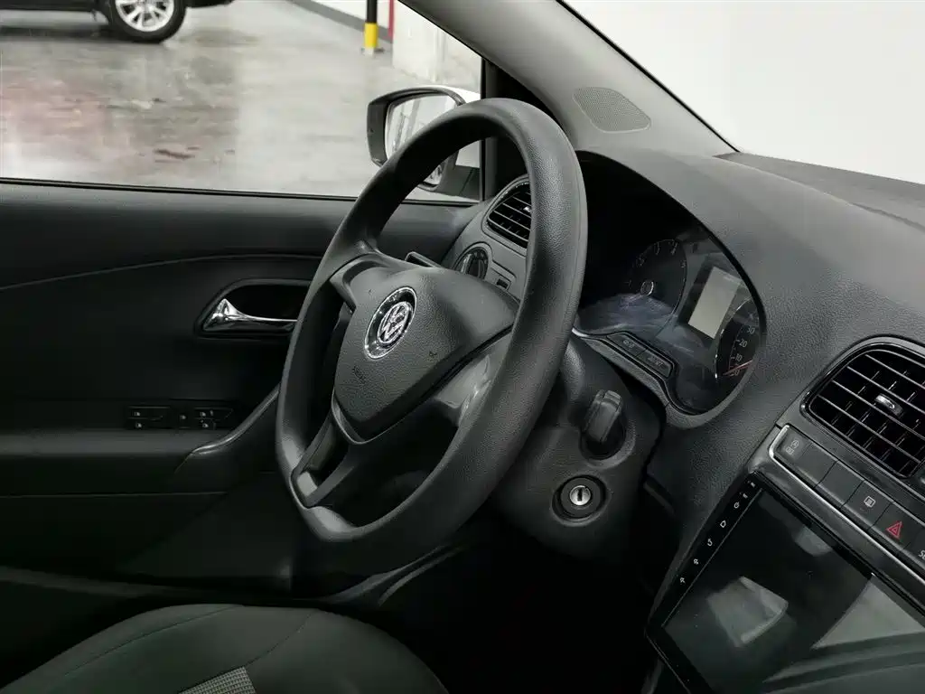 Volkswagen Polo 2018 1.5L Manual Safe Drive фото 22