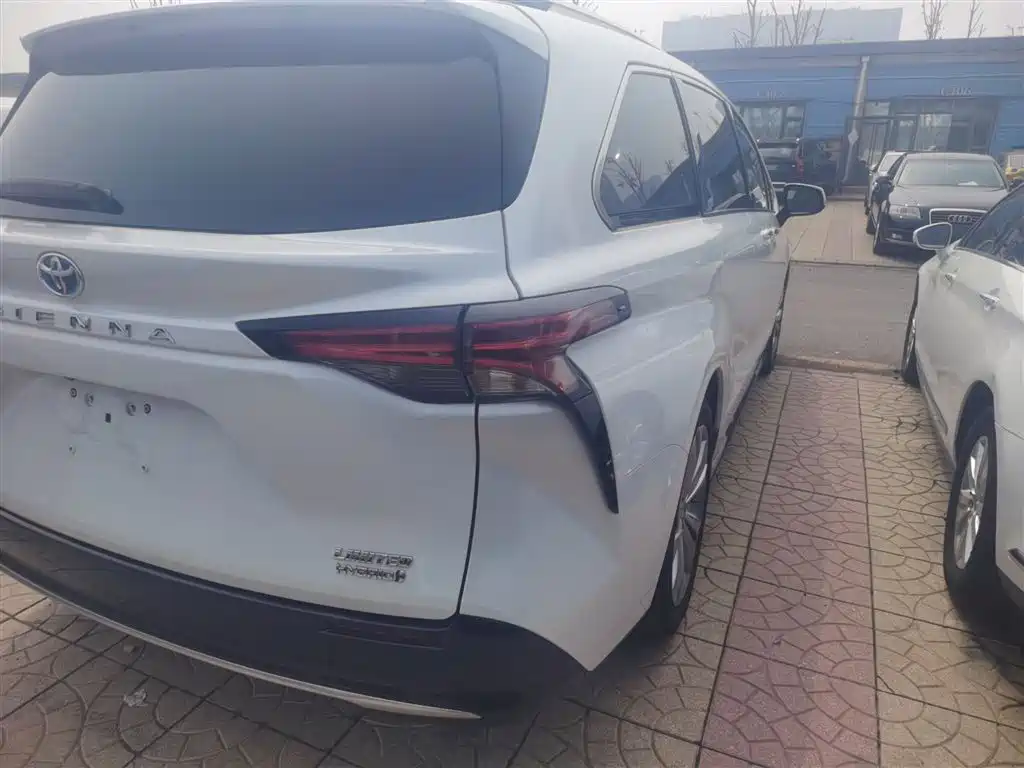 Toyota Sienna 2023 2.5L Hybrid Premium Edition фото 8