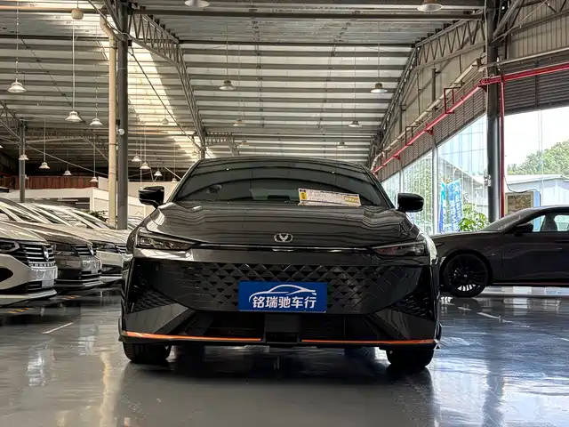 Changan UNI-V 2024 1.5T Deluxe — фото 2