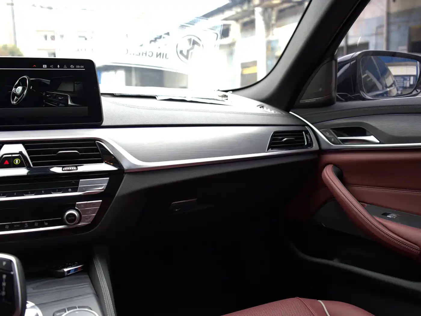 BMW 5 Series 2023 530Li Leading M Sport Package фото 14
