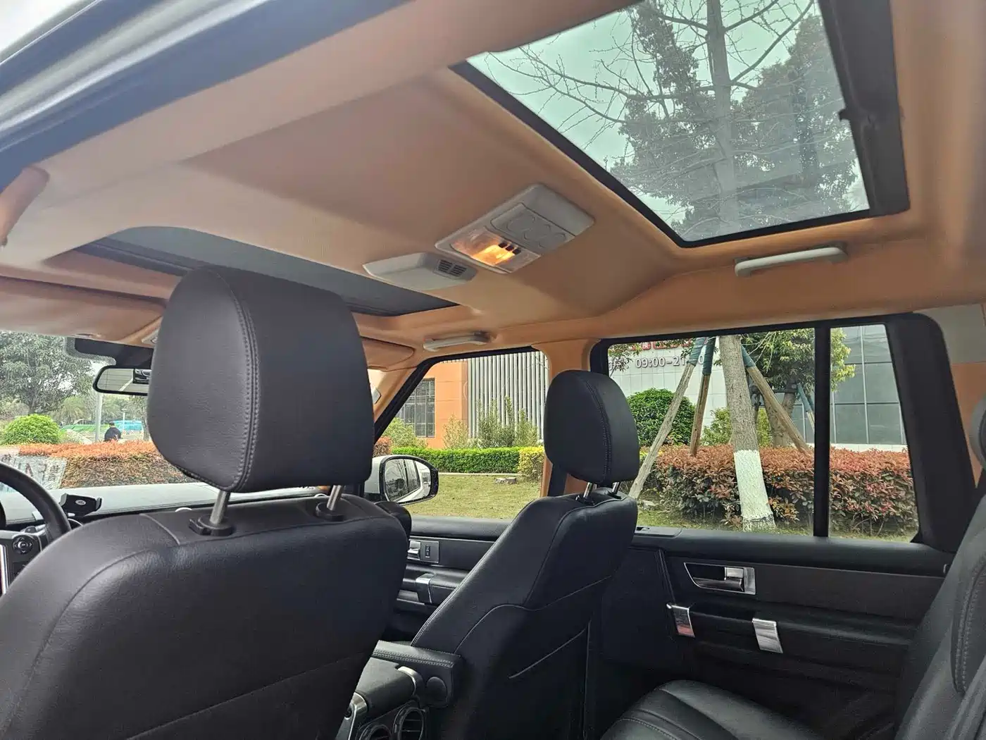 Land Rover Discovery 2016 3.0 SC V6 SE фото 12