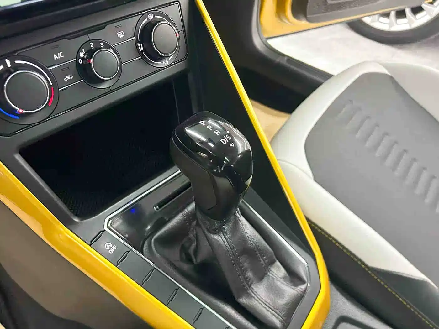 Volkswagen Polo 2019 Plus 1.5L Automatic Colorful Tech Edition фото 15