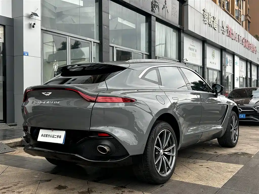 ASTON MARTIN DBX