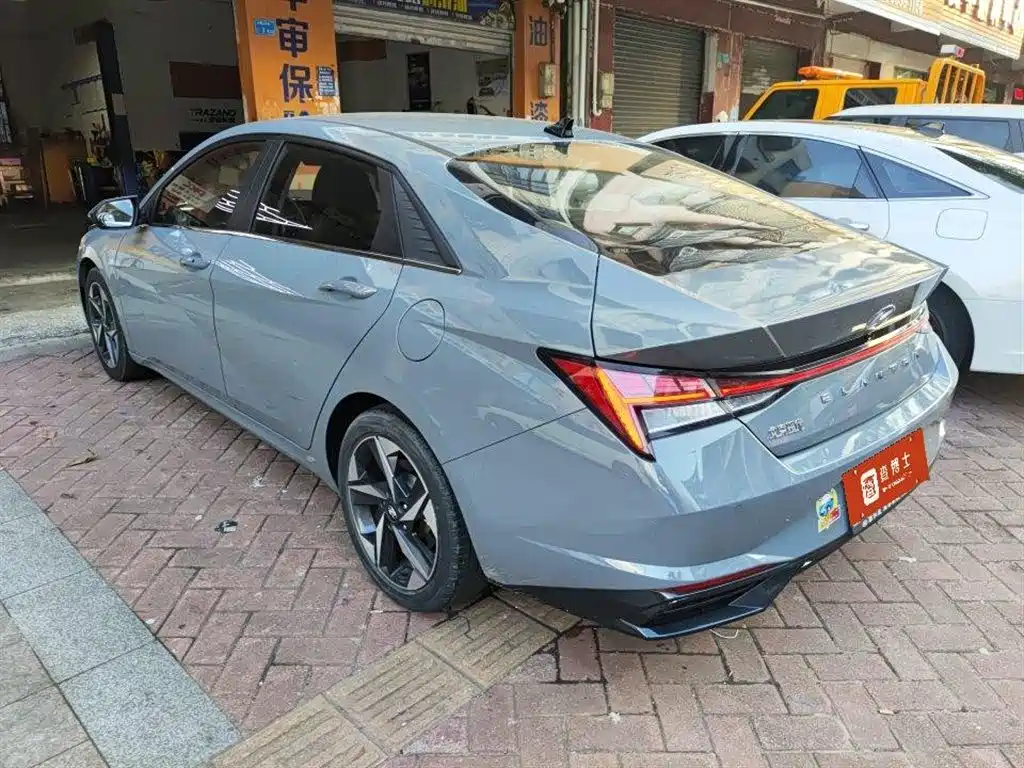 Hyundai Elantra 2022 1.5L CVT LUX Premium Edition фото 2