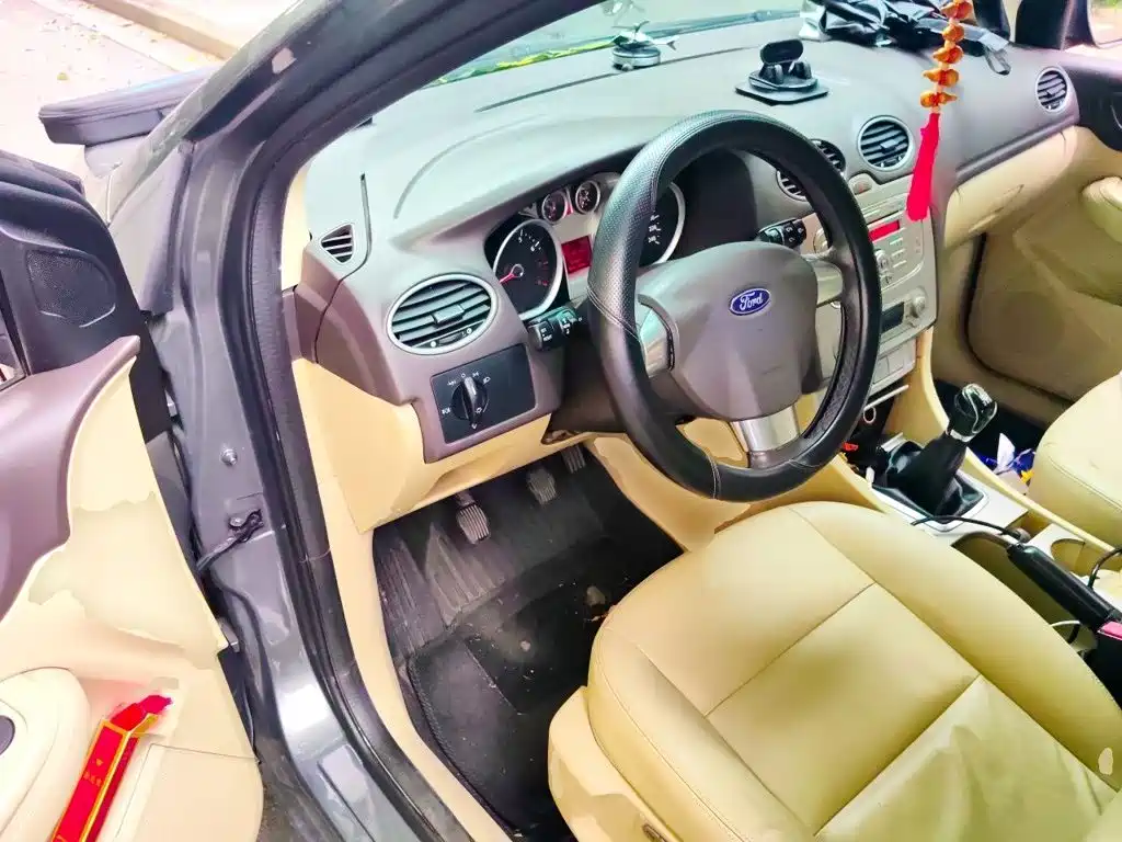 Ford Focus 2015 2013 Sedan Classic 1.8L Manual Fashion