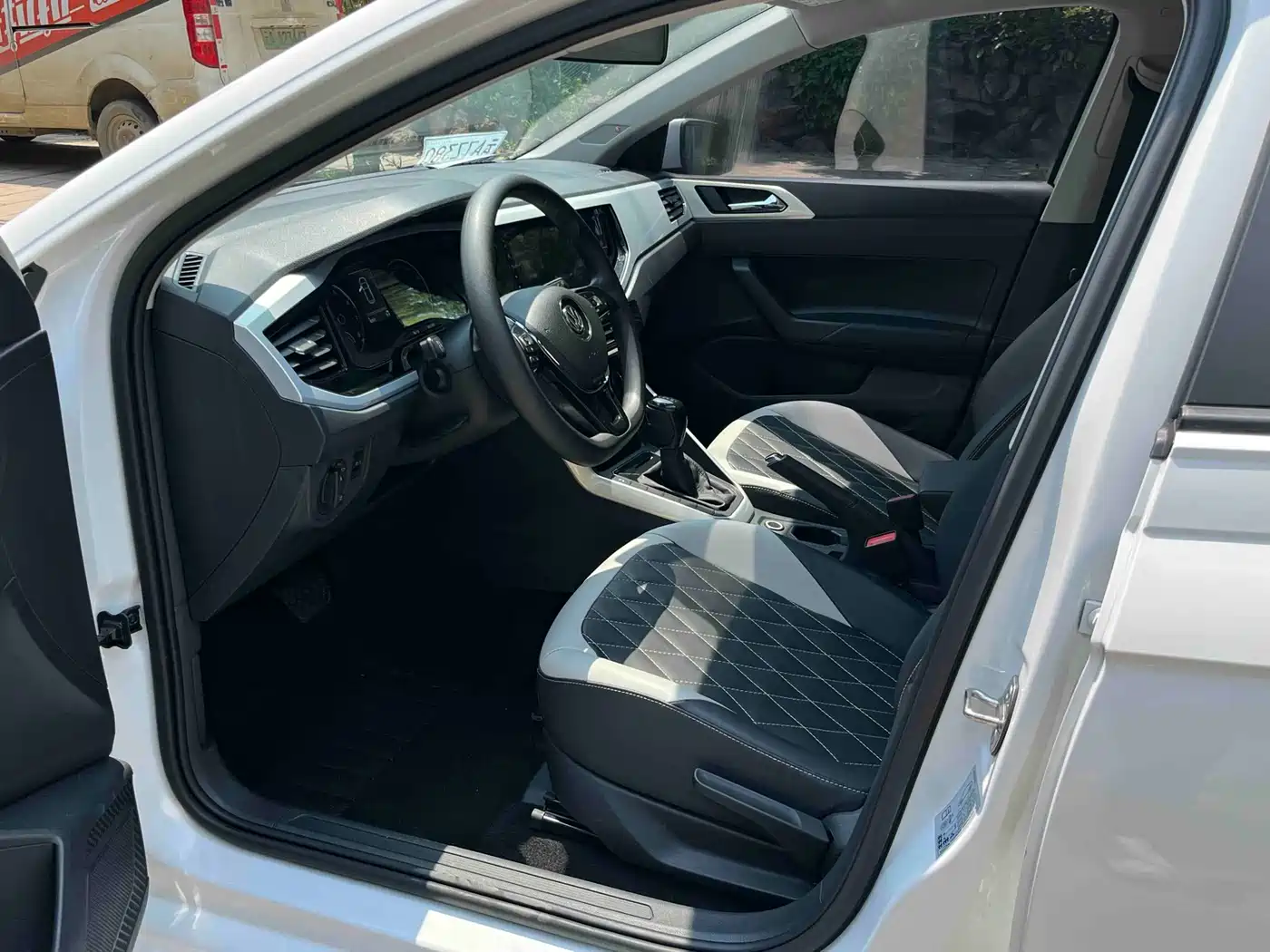 Volkswagen Polo 2019 Plus 1.5L Automatic Colorful Tech Edition фото 10