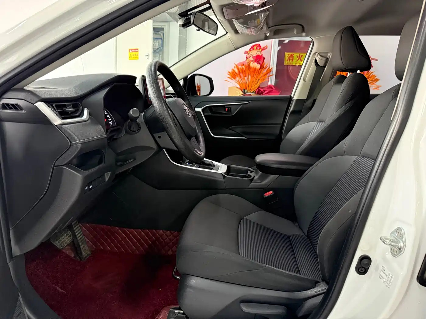 Toyota Wildlander 2023 2.0L CVT FWD LE фото 4