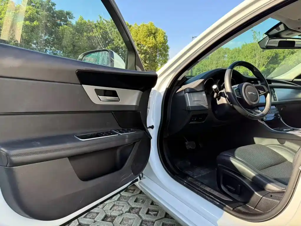 Jaguar XF 2019 2018 XF Sportbrake 2.0T 250PS 2WD Elegance Edition