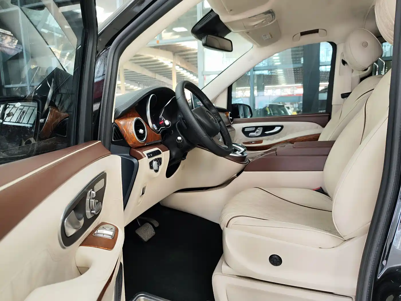 Mercedes-Benz V-Class 2018 V 260 L Premium Long Wheelbase Edition China VI фото 4