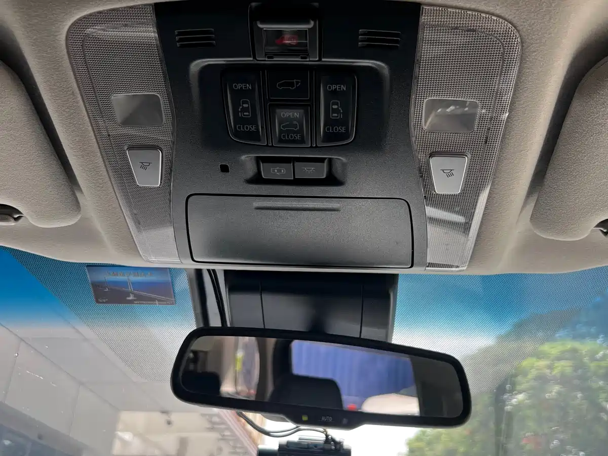 Toyota Vellfire фото 16