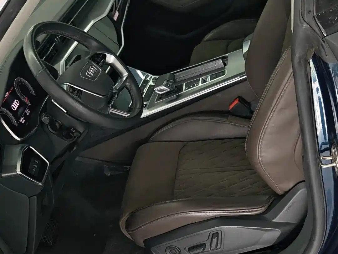 Фото 9 - Audi A7L