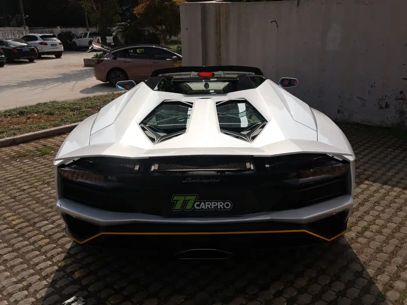 LAMBORGHINI AVENTADOR