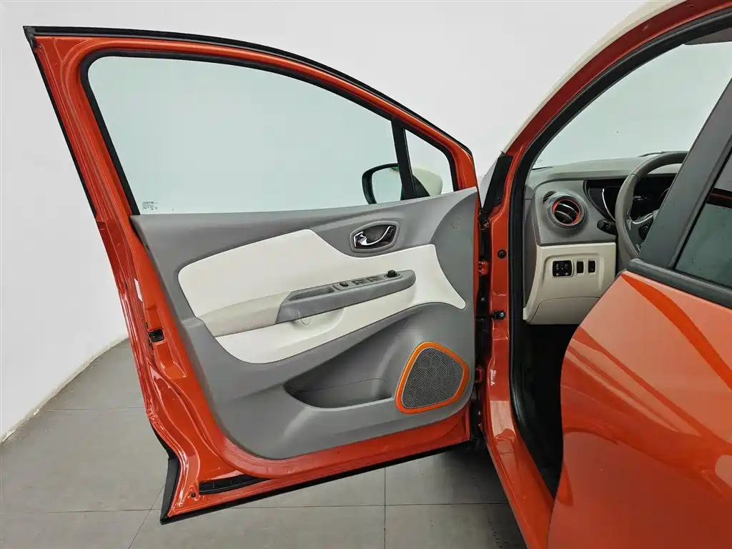 Renault Captur 2015 1.2T Automatic Comfort Edition фото 8