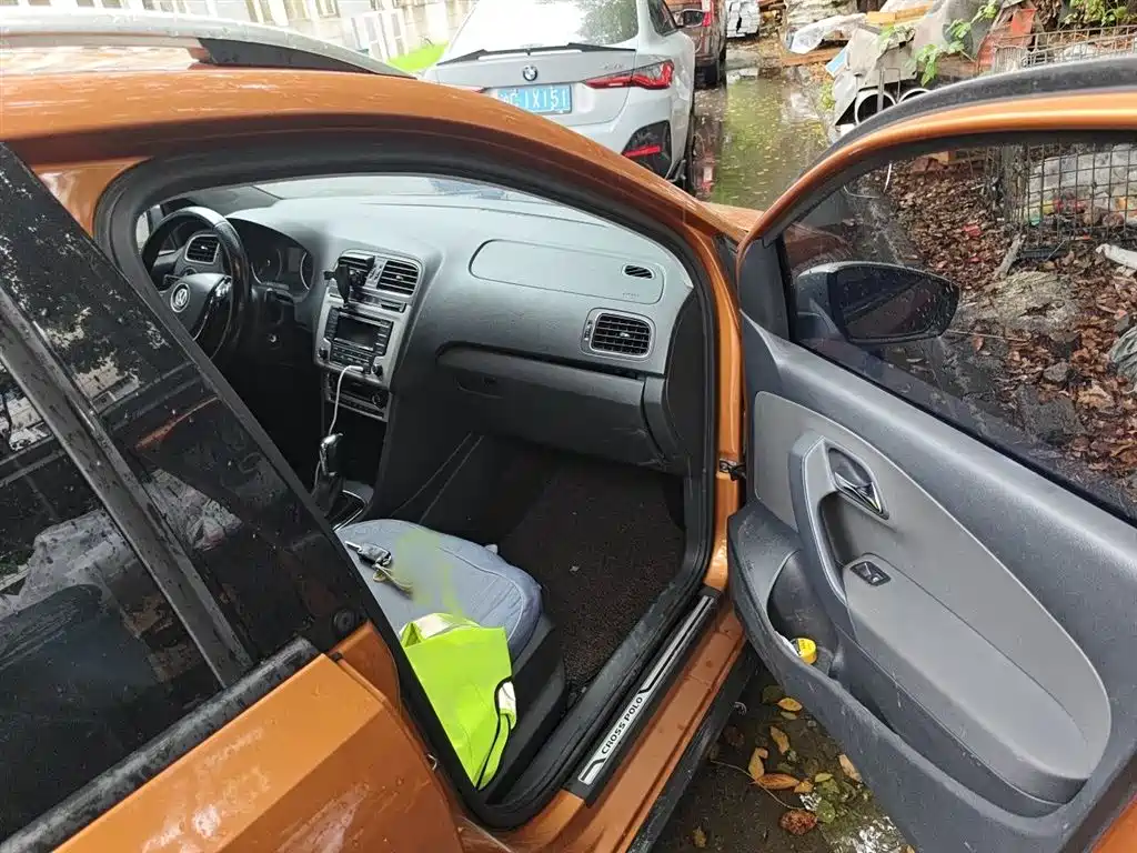Volkswagen Polo 2016 1.6L Cross Polo Automatic фото 20