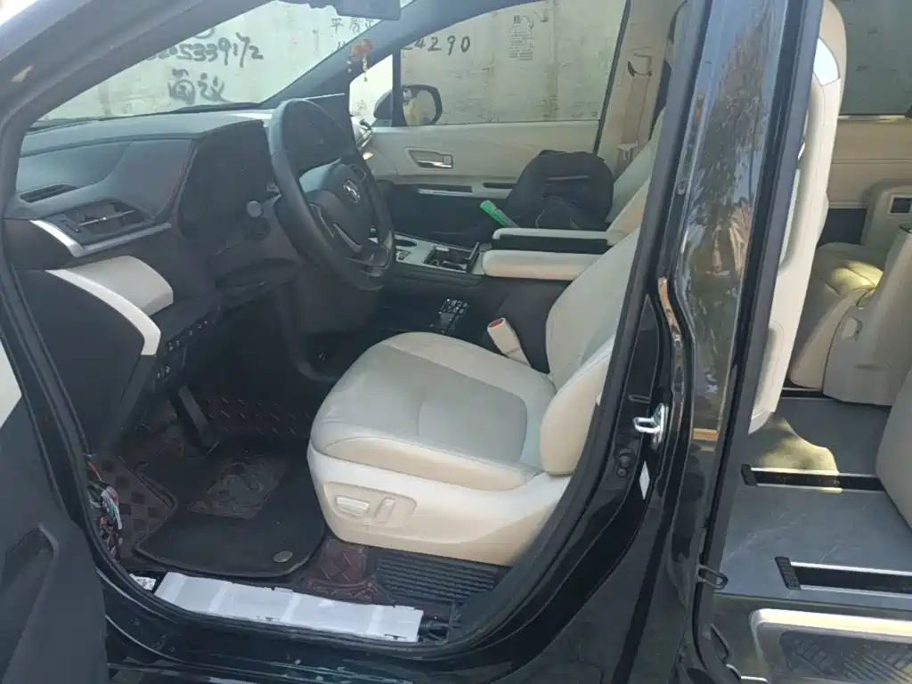 Фото 15 - Toyota Granvia