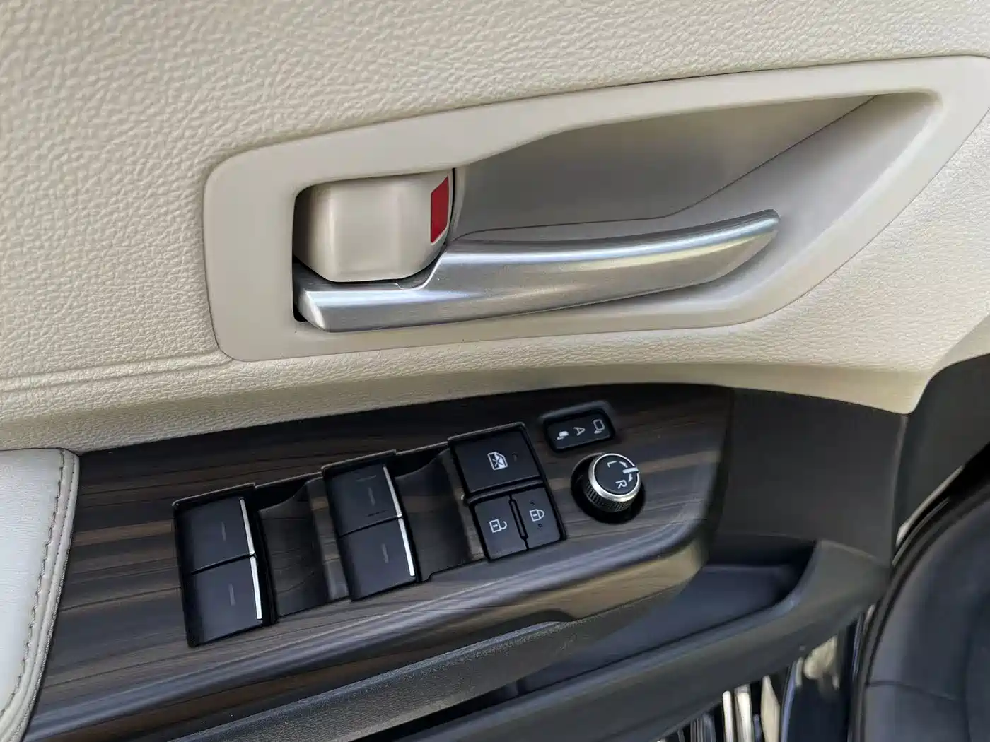 Toyota Sienna 2024 2.5L Hybrid 4WD Premium Edition фото 5