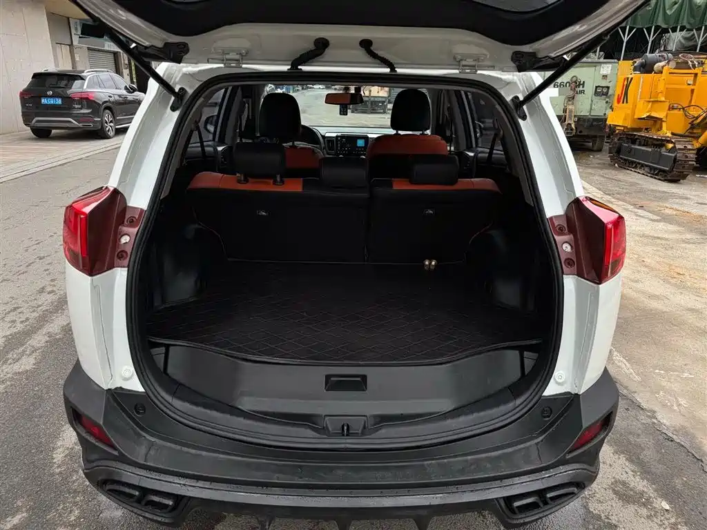 Toyota RAV4 Rongfang 2015 2.0L CVT 2WD Trend Edition фото 16