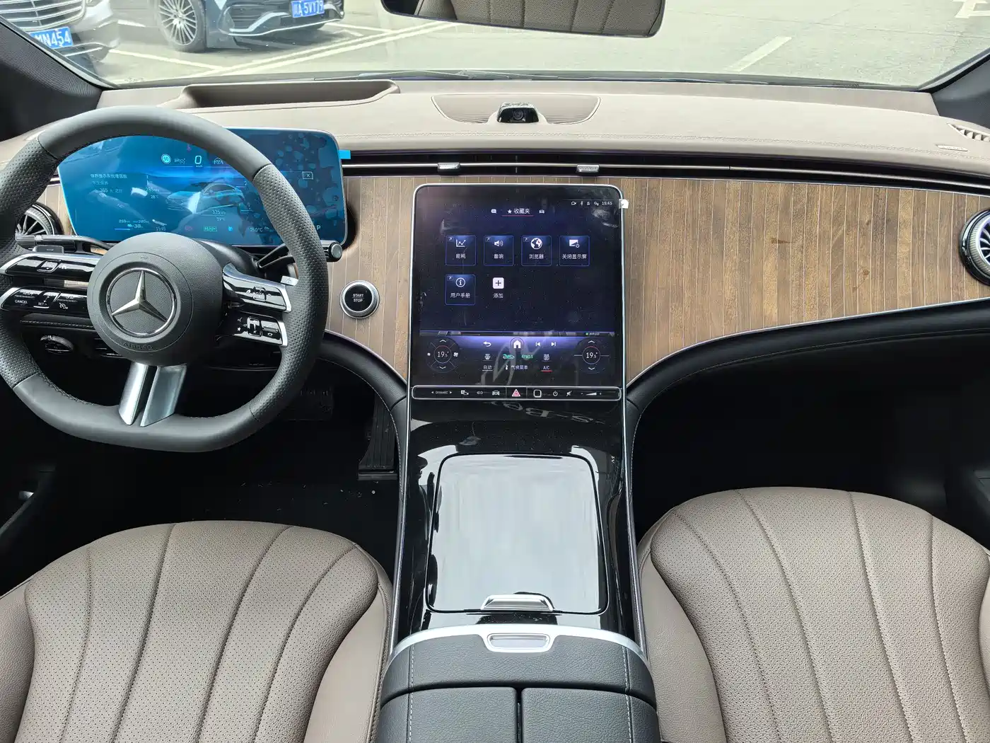 Mercedes-Benz EQE 2025 Model 500 4MATIC Luxury Edition фото 12